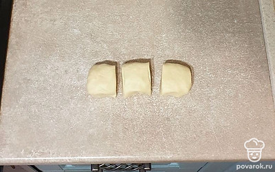 Получившееся тесто разделите на три равные части. 