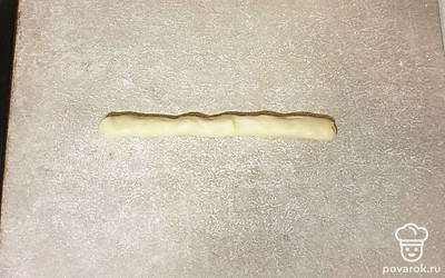 Каждый кусочек теста по очереди раскатайте в жгут.