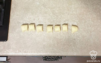 Колбаску нарежьте на равные кусочки шириной примерно 1 сантиметр.