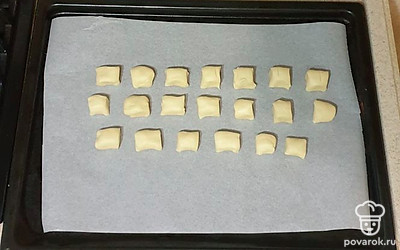 Кусочки теста выложите на противень, застеленный пергаментной бумагой. Выпекайте в режиме «Верх-низ» при 180 градусах около 20 минут.