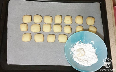 Готовое печенье достаньте из духовки. По желанию горячее печенье можно обвалять в сахарной пудре, так оно будет еще нежнее и вкуснее.