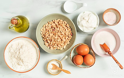 Подготовьте все необходимые ингредиенты, блендер или венчик. Заранее достаньте масло из холодильника. Помойте и обсушите яйца. Перед выпечкой включите духовку на 180 градусов.