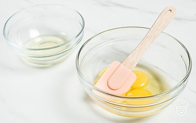 Отделите белок от жертка у одного яйца. Вбейте 2 яйца и один желток в миску, в которой будете делать тесто. 1 белок оставьте для глазури.