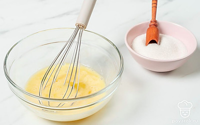 Всыпьте в яйца 5 ст. л. сахара. Взбейте блендером или венчиком до легкой пены.