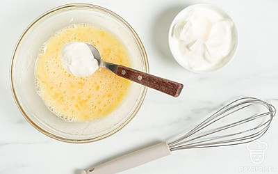 Добавьте в яйца с сахаром сметану, перемешайте массу до однородности.