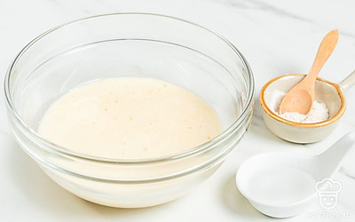 Соду погасите уксусом, добавьте в тесто и тщательно перемешайте. 