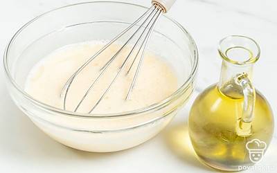 Влейте в тесто растительное масло, еще раз перемешайте.