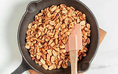 Обжарьте арахис в течение 5-7 минут на сухой сковороде, а затем остудите.