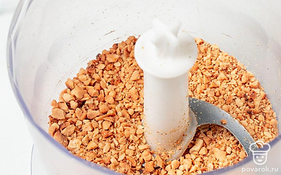 Слегка измельчите арахис в блендере. У вас должна получиться крошка, доводить орехи до состоятия муки не нужно. 