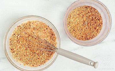 Добавьте арахис к масляно-яичной смеси. Небольшую часть орешков оставьте для украшения