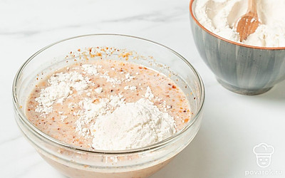 Всыпьте в смесь муку. Подсыпайте ее поэтапно, каждый раз перемешивая и проверяя консистенцию теста между этапами.