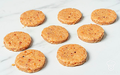 Раскатайте тесто в пласт толщиной примерно 0,5 см. Вырежьте печенье.