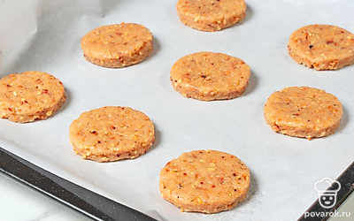 Противень застелите пергаментом. Выложите на него заготовки. Отправьте в духовку на 20 минут.