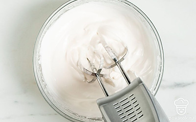 Взбейте белок с оставшимся сахаром до устойчивой пены.