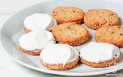 Смажьте глазурью готовое печенье, а сверху посыпьте ореховой крошкой. 