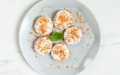 Остудите печенье и подайте с горячим чаем или свежесваренным кофе.