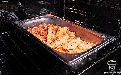 Запеките картошку в панировочных сухарях. Противень для запекания смажьте маслом. Аккуратно выложите картофельные дольки и равномерно распределите по противню. Отправьте картофель в заранее разогретую духовку и запекайте 30 минут. Проверьте готовность картошки зубочисткой. Если дольки мягкие, с румяной корочкой — их можно доставать из духовки.