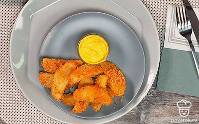 Подавайте запеченый картофель с сырным соусом.