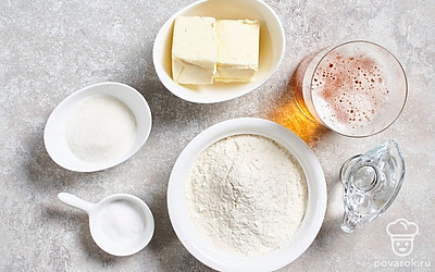 Охладите масло в морозильном отсеке холодильника, чтобы оно стало очень твердым. Просейте муку, отделите 2 ст. л. для формирования печенья. Отмерьте необходимое количество пива, дайте ему согреться до комнатной температуры. 