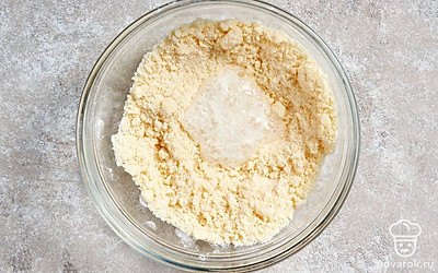 В чайную ложку с содой капните столовый уксус. Гашеную соду вмешайте в масляно-мучную массу.