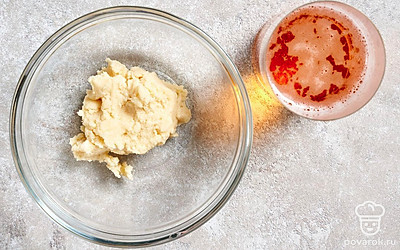 Налейте в массу светлое пиво комнатной температуры, все хорошо размешайте.