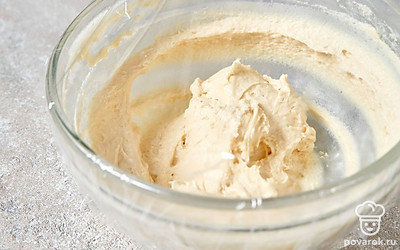 Замесите тугое гладкое тесто, оберните его пищевой пленкой. Положите тесто в холодильник минимум на 1 час.