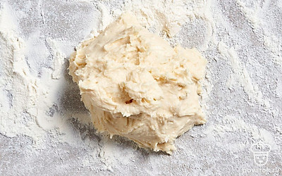 Распределите на столе оставшуюся муку, выложите холодное тесто.