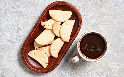 Подайте готовое домашнее печенье на пиве в качесьве перекуса.