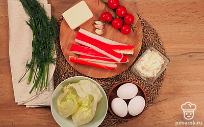 Отварите яйца вкрутую, остудите и очистите. Пропустите через пресс чеснок. Вымойте и измельчите зелень. Приготовьте разделочную доску, нож, емкость для смешивания ингредиентов, фольгу. Вымойте и разделите листья салата. Помидоры черри разрежьте пополам.