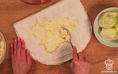 Приготовьте рулет. Аккуратно разверните лаваш. Смажьте тонким слоем майонеза и присыпьте укропом. Положите сверху второй лаваш. Смажьте майонезом. Мелко нарежьте крабовые палочки и выложите их на лаваш. Смажьте майонезом. Положите сверху третий слой лаваша. Натрите яйцо и плавленый сыр на терке. Добавьте чеснок и оставшийся майонез, перемешайте до однородной массы. Выложите массу на третий слой лаваша. Плотно сверните рулетом. Заверните в фольгу. Уберите в холодильник для пропитки на 15 минут.