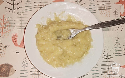 Очистите банан от кожуры, разомните его вилкой до состояния пюре.