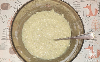 Включите духовку на разогрев. Размешайте тесто и дайте ему постоять минут 15.