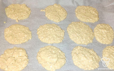 Застелите противень пергаментом, выложите тесто на печенье столовой ложкой, соблюдая расстояние между рядами. Поставьте противень с печеньем выпекать в духовку в течении 18-20 минут при температуре 180-200 градусов.
