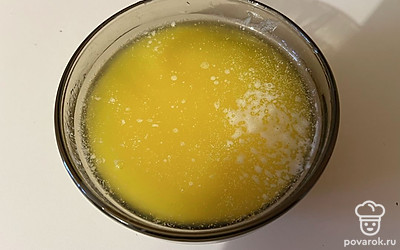 Сливочное масло растопите в отдельной емкости до жидкого состояния в микроволновке. 