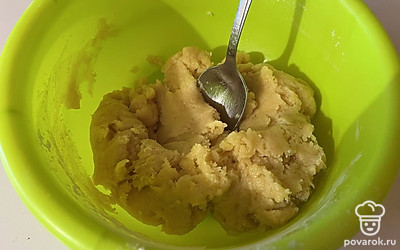 Замешайте однородное нелипкое тесто. 