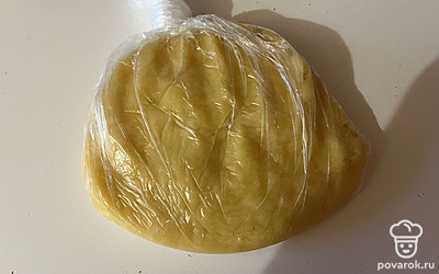 Поместите тесто в пакет и уберите его в морозилку на один час. 