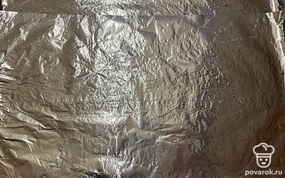 Форму для выпекания застелите фольгой. 