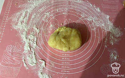 Замороженное тесто выложите на рабочую поверхность. 