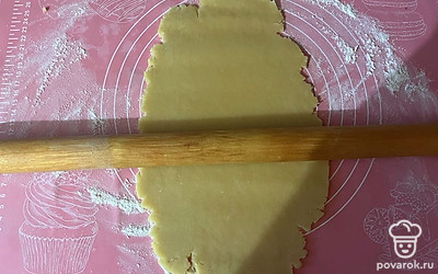 Раскатайте тесто в пласт толщиной 0,5 сантиметров. 