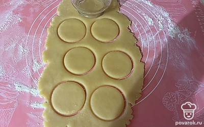 При помощи формочки вырежьте из теста печенье (форму с легкостью можно заменить на банку с горлышком нужного диаметра). 