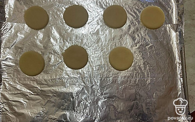 Выложите печенье на форму. 