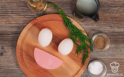 Заранее достаньте яйца и молоко из холодильника, они должны быть комнатной температуры. Зелень вымойте, обсушите на бумажных полотенцах и мелко нарежьте.