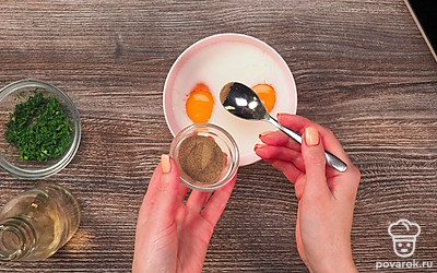 Подготовьте продукты для приготовления омлета. Нарежьте колбасу на небольшие кусочки и обжарьте ее на разогретой сковороде с добавлением растительного масла. В глубокую миску разбейте яйца, влейте туда молоко, посолите, поперчите и взбейте до однородного состояния.