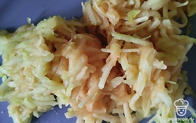 Натереть яблоко, добавить в него масло, кипяток и мед. Перемешать. 