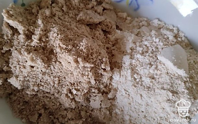 Помолоть хлопья и семена. 