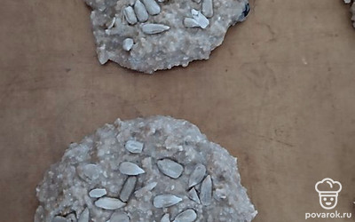 Смешать все ингредиенты и выложить тесто на коврик для выпечки ложкой. Посыпать семенами подсолнечника. Выпекать 40 минут на среднем огне. 