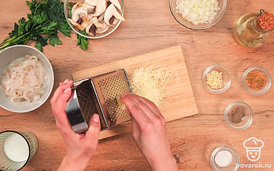 Подготовьте кальмаров, промойте их в холодной воде и очистите. Нарежьте тонкими кольцами. Чистить будет проще, если положить морепродукт в горячую воду, а после убрать пленку с помощью ножа. Приготовьте и промойте шампиньоны несколько раз, выложите их на бумажные полотенца. Нарежьте грибы на четвертинки. Очистите лук от шелухи и нарежьте на небольшие кубики. Чеснок и сыр натрите на терке.