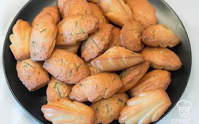 Печенье мадлен с чесноком и розмарином — Рецепт с фото