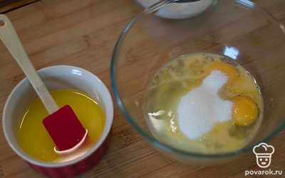 Растопите сливочное масло и отставьте его в сторону. В миске объедините яйца, сахар и мед. 