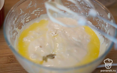 Взбейте ингредиенты при помощи миксера. Просейте муку с разрыхлителем, перемешайте. Влейте остывшее растопленное сливочное масло.